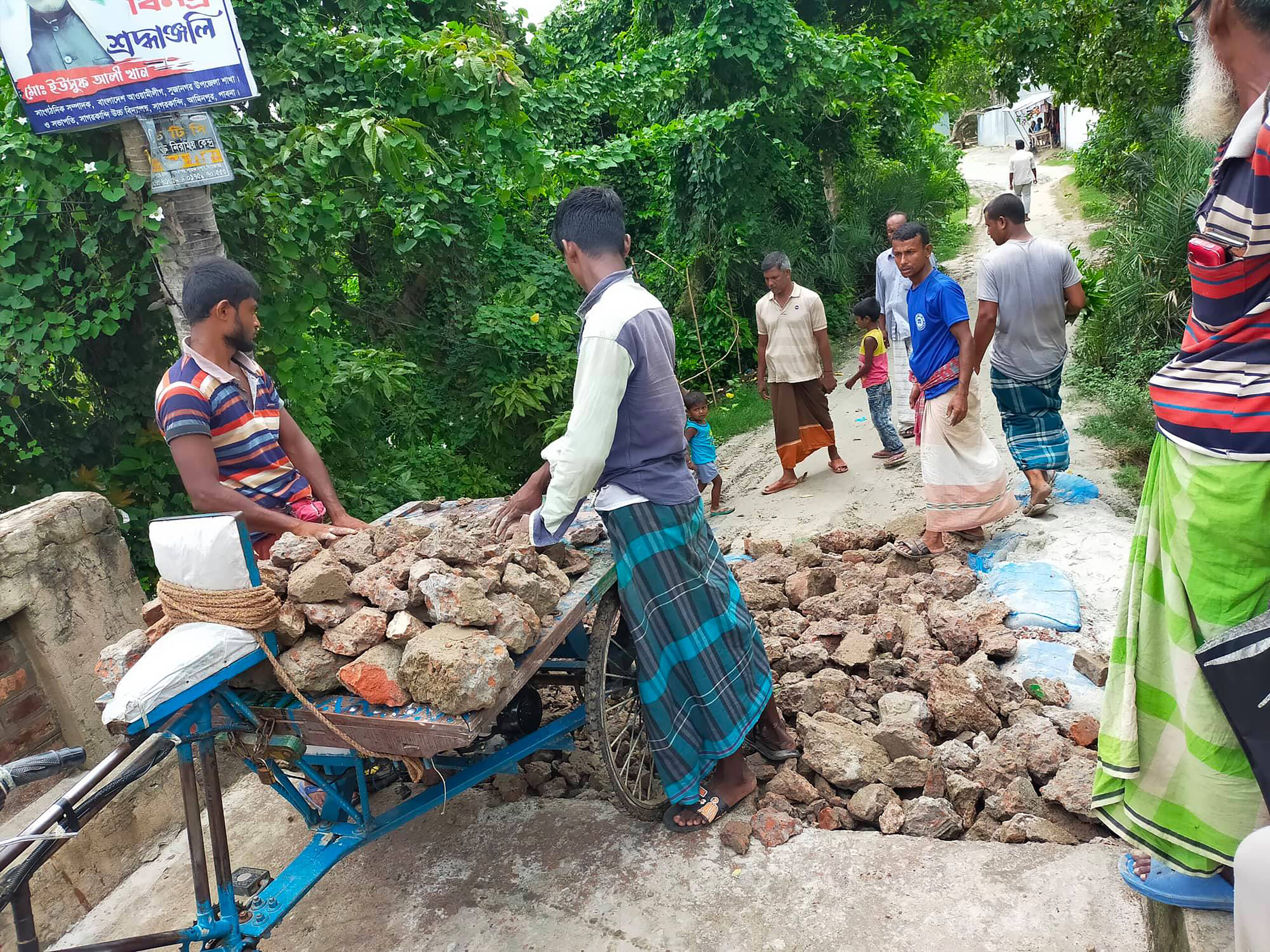 বন্যায় ক্ষতিগ্রস্থ সড়ক মেরামত (5)